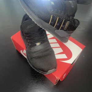 Adidas originals skor - Storlek: 43 Skick: 9.5/10 Använda ca 5 ggr Nypris: 1099  