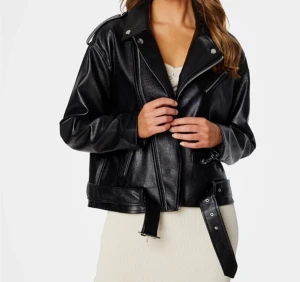 Skinnjacka  - Super cool skinnjacka från H&m, köpt för 600 kr, använd 2 ggr, ser helt ny ut. Pris kan fiskuterar. Skriv för fler bilder 