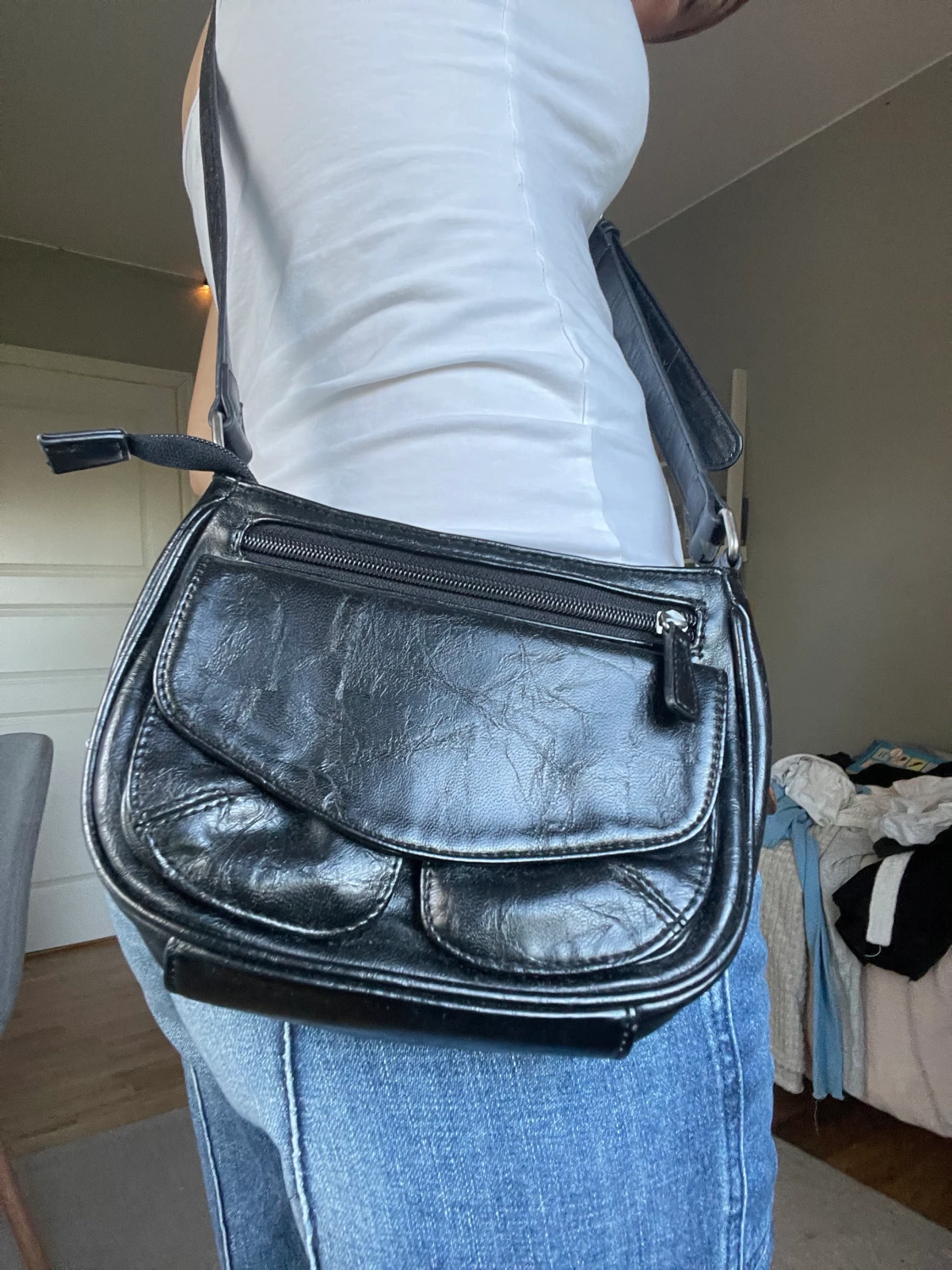 Svart axelremsväska 