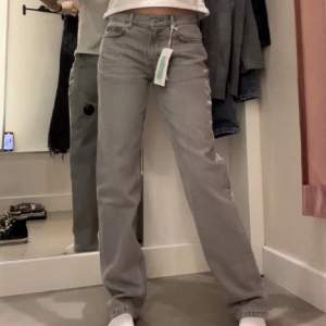 Säljer dessa snygga mid rise jeans från Gina tricot. De är straight i modellen, jag på bilden är 170. Använd gärna köp nu💕 Kan mötas i Täby/Stockholm🫶🏼🫶🏼