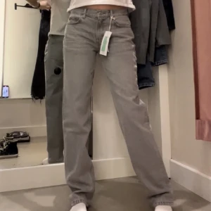 Mid rise jeans - Säljer dessa snygga mid rise jeans från Gina tricot. De är straight i modellen, jag på bilden är 170. Använd gärna köp nu💕 Kan mötas i Täby/Stockholm🫶🏼🫶🏼