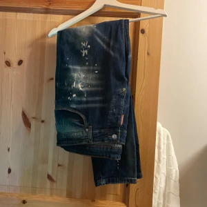 DSQUARED2 jeans  - DSQUARED2 jeans i bra skick. Dem är i storlek 54 vilket passar M/L då de är lite små i storleken.