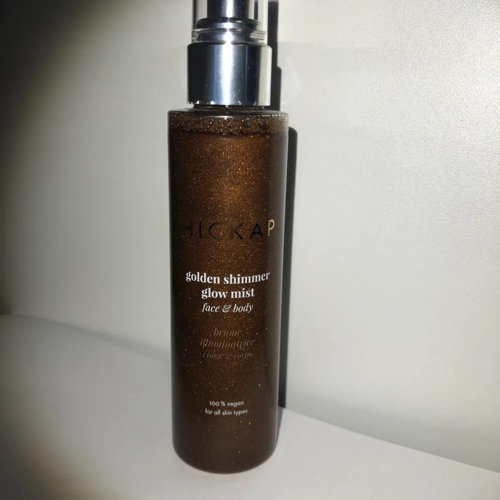 En bronzig och shimmrig spray för både ansikte och kropp från Hickap. Helt oöppnad förpackning. Nypris 269kr. . Övrigt.