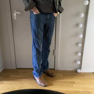 Mörkblå fina jeans med lite mer vintagestuk och lätt bootcut, sitter bra med ett trendigt utseende.