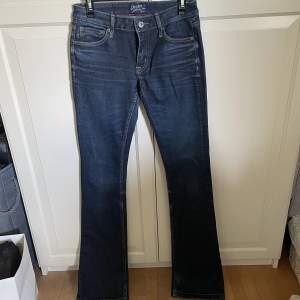 Mörkblå crocker jeans i modellen pepboot vilket är en klassisk bootcut med låg midja.  Waist: 27 Length: 35
