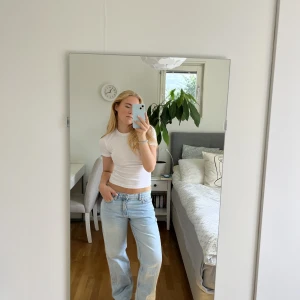 Vit T-shirt  - Säljer denna vita t-shirts från zara då jag inte han skicka till baka den och hade beställt två st. Lappen är kvar, skriv gärna vid frågor eller för fler bilder 