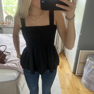 Linne - Gulligt linne med breda band som man kan justera banden på bak💞