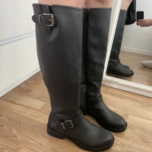 Höga stövlar  - Jättefina stövlar från Din sko, använda fåtal gånger. Rengörs innan köp!