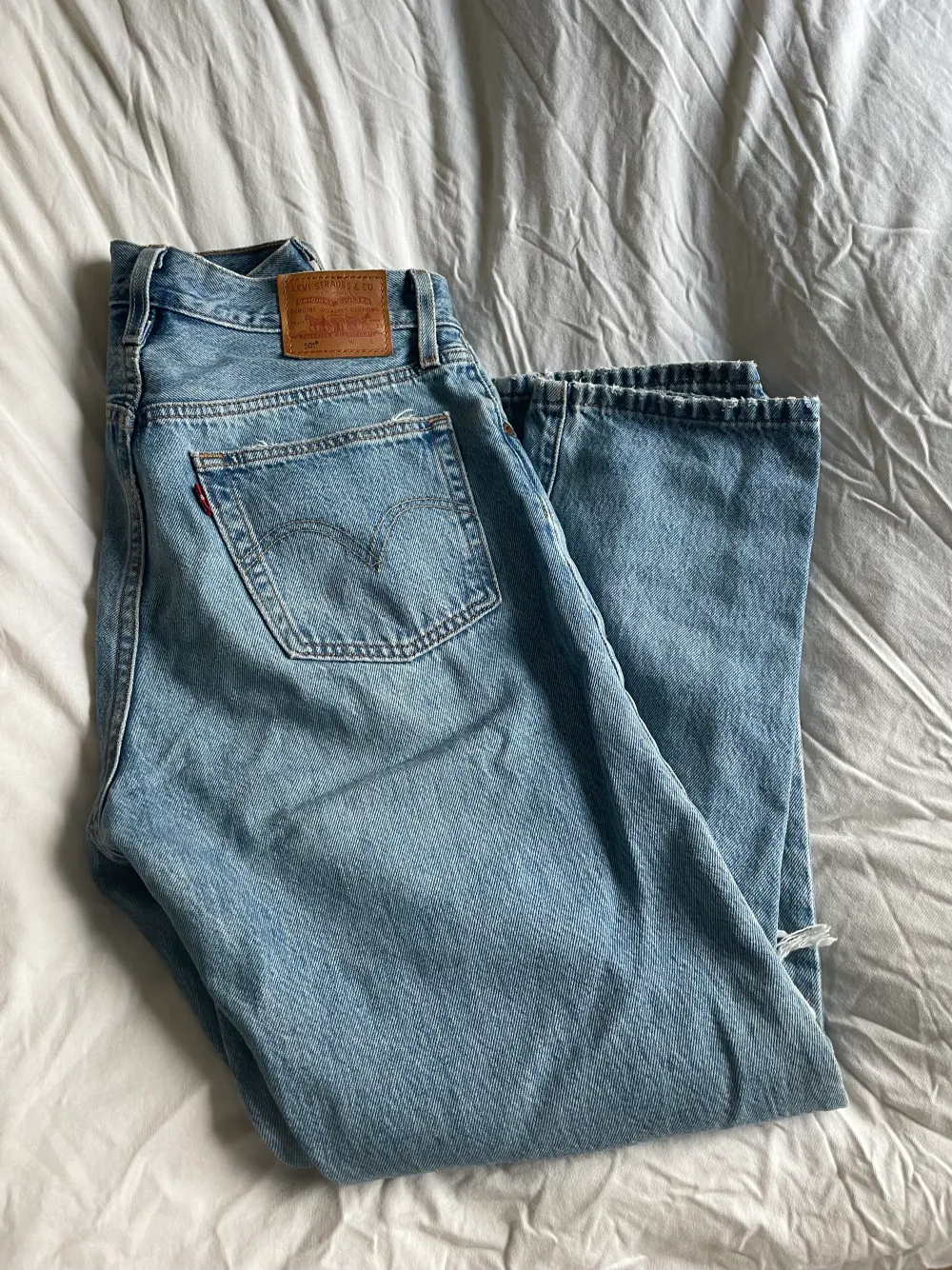 Levis jeans i modell 501 med slitningar. Storlek W27 L28. Köpta för 1200kr. Jeans & Byxor.