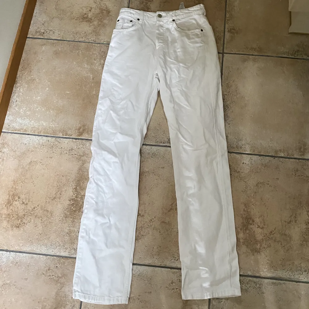 Säljer snygga vita jeans från zara som är mid Rise storlek 36, de har ett litet hål mellan benen men ingenting som syns och är lätt att sy igen! Säljer därför för 150 kr! Köpare står för frakt!✨. Jeans & Byxor.