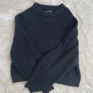 Stickad Tröja - En svart stickad tröja ifrån Monki. Jättefint skick, använd fåtal gånger! Denna är i storlek XS men passar mig bra som är i storlek S vanligtvis