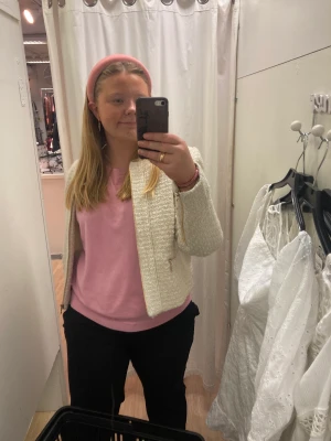 Sjukt fin vårjacka - Lagom varm vårjacka som är så snygg!😍 Tar endast Swish och postar så snabbt som möjligt!🤩 