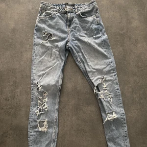 Jeansbyxor - Håliga jeansbyxor från Bik bok i storlek xs. I gott skick.