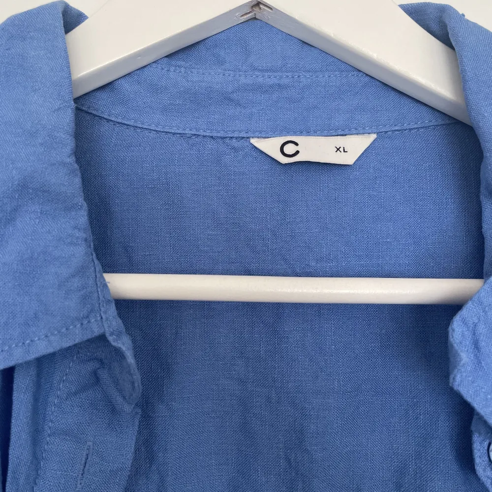 Linneskjorta från Cubus i storlek XL, ljusblå. Endast använd en gång säljes pga ej använder.   Frakt tillkommer eller hämtas i Trollhättan.. Skjortor.