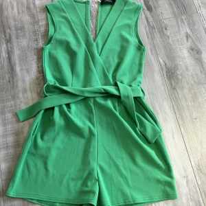Playsuit - Playsuit från sister point använd bara en gång, normal i storlek och är i mycket bra skick!