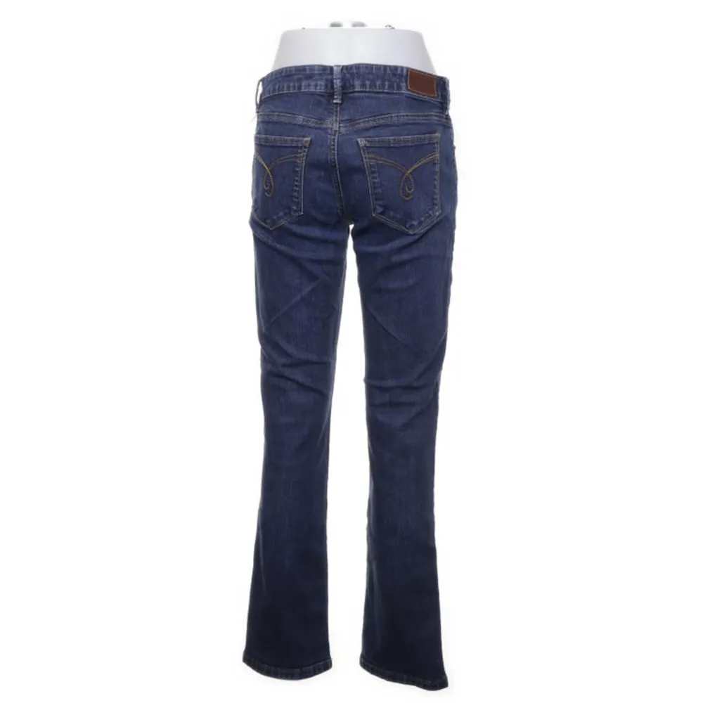 Jätte fina bootcut jeans! Köpte på sellpy! Säljer för att de är för stora och för långa🤎 jätte bra skick! Har bara provat 1 gång<3  . Jeans & Byxor.