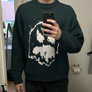 Grön stickad tröja  - Tröjan är från weekday. Den är i ny skick. Ny pris ligger run 600kr