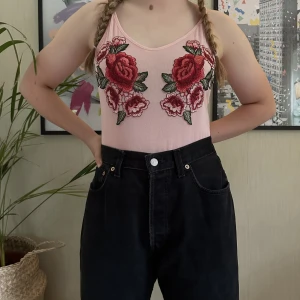 STAY meshbody - Superfin meshbody från STAY med blomsterbrodering, knäppning och justerbara axelband. Endast testad så i nyskick✨🌹