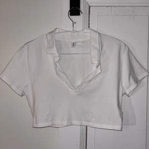 En kort skjort liknande topp i vitt från HM. Fel fri och sparsamt använd. Tröjan slutar strax över naveln men säljer pga för liten 