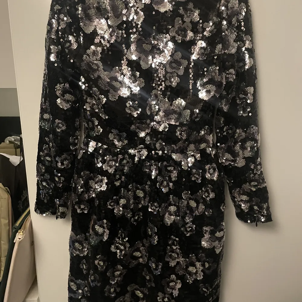 Stor rensning hemma på kläder hittade mamma denna som aldrig använts med prislapp kvar en glittrig paljett klänning perfekt till festligheterna . Mekot.