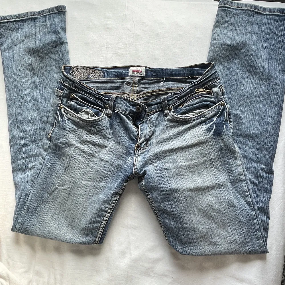 Lågmidjade jeans från colours of the world. Tidigare köpta second hand men har inga defekter💘. Jeans & Byxor.