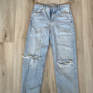 Vida jeans - Ett par jeans med raka med med hål i knäna. Tyvärr inte kommit till användning så är oanvända 