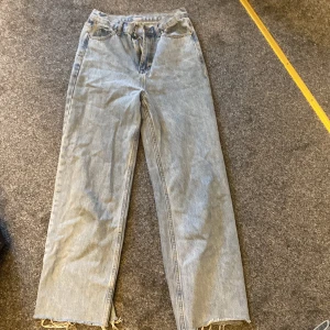 Blåa jeans  - Svin fina men tycker de är för stora runt midjan för mig 