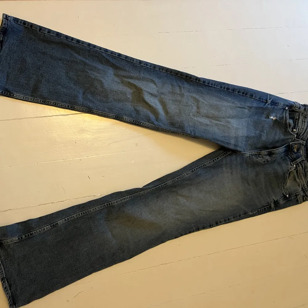 Säljer nu dessa jeans då dom är förstora i midjan, kommer tyvärr inte ihåg vart jag köpte dom, jag har inte använt dom då dom under tiden som jag har haft dom har dom vart förstora💗. Jeans & Byxor.