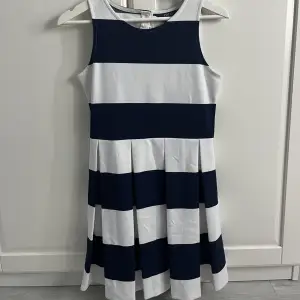 Fin blå, vit randig klänning från ralph lauren, använd en gång så i gott skick! Den är i XL för mindre så den passar någon som är S💕