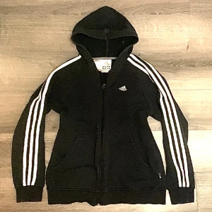 Adidas kofta - Zip up Adidas y2k kofta storlek M! Ordinarie pris 199kr säljer för 140kr färg svart 