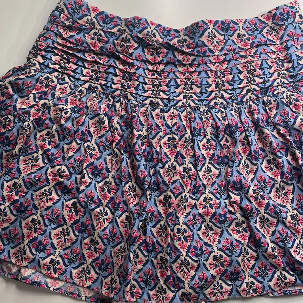 Säljer en jättefin kjol från zara. Den är köpt på barnavdelningen men passar xs/s. Kommer inte till användning coh säljs därmed. Den är lik Isabel maratkjolarna och jättesnygg❤️ Skriv gärna till mig vid fler frågor!❤️. Kjolar.