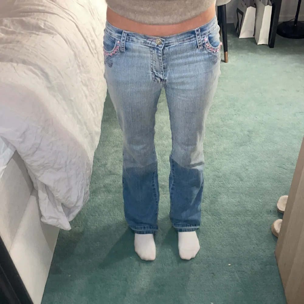 Säljer mina favvo lågmidjade jeans!! Köpte second hand men i superbra skick, inte slitna alls💝💝. Jeans & Byxor.