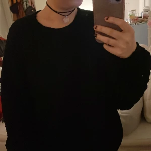 Virkad tjocktröjan  - Svart virkad tjocktröja med ballongärmar