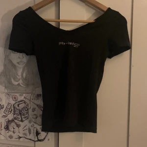 Svart top - Gullig svart top med kristall detalj på bröstet, andvänd några gånger o oassar xs-s