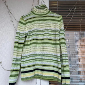 Polo tröja  - Randig polo tröja i ett tunt stickat material jätte skön och så snygg! 