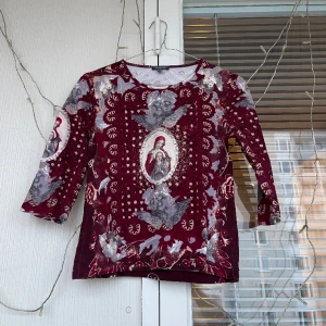 Y2k tröja  - Sååå cool tröja i tre kvarts modell, köpte denna i Grekland för ca 2 år sen, men har bara använt den fåtal gånger. 