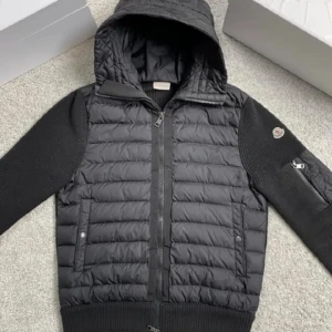 Moncler  - Säljer min moncler cardigan i storlek L men passar även M den är köpt för ett tag sen men är bara använd 5 gånger är i topp sick.. pris kan diskuteras 