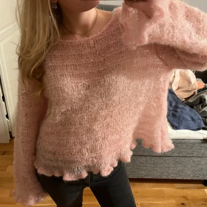 Unik rosa stickad - Otroligt fin och unik rosa stickad tröja med små volanger💗💗