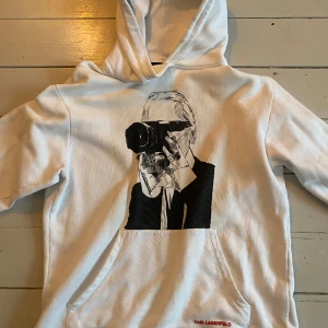 Karl Lagerfeld Hoodie - Säljer en vit hoodie med tryck från Karl Lagerfeld. Jätte skön och fin passform 