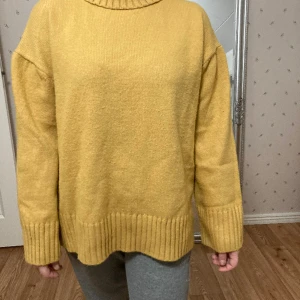 Tröja ifrån HM  - Senaps färgad gul tröja ifrån HM. 