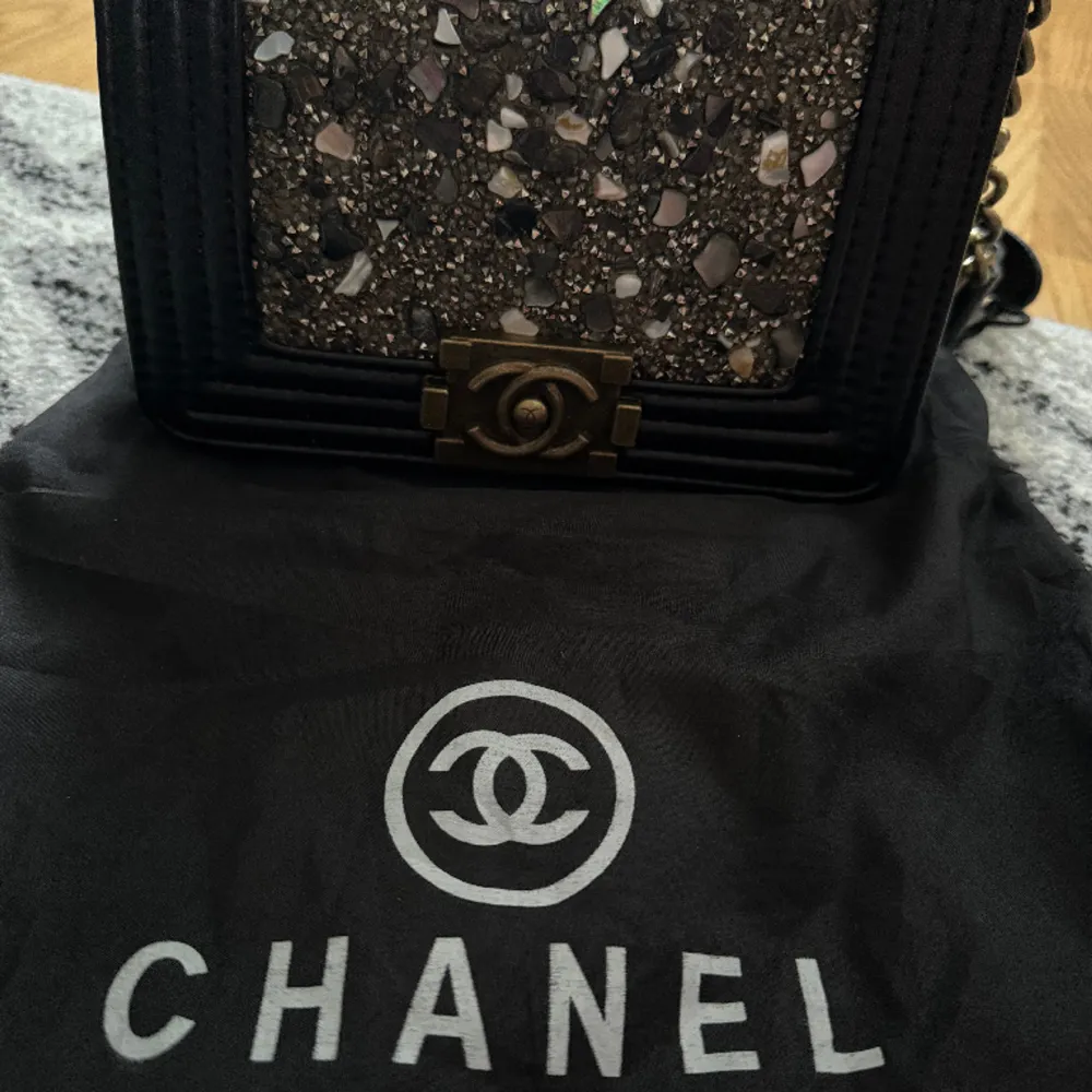 En oanvänd Chanel väska. Väldigt fin. Väskor.