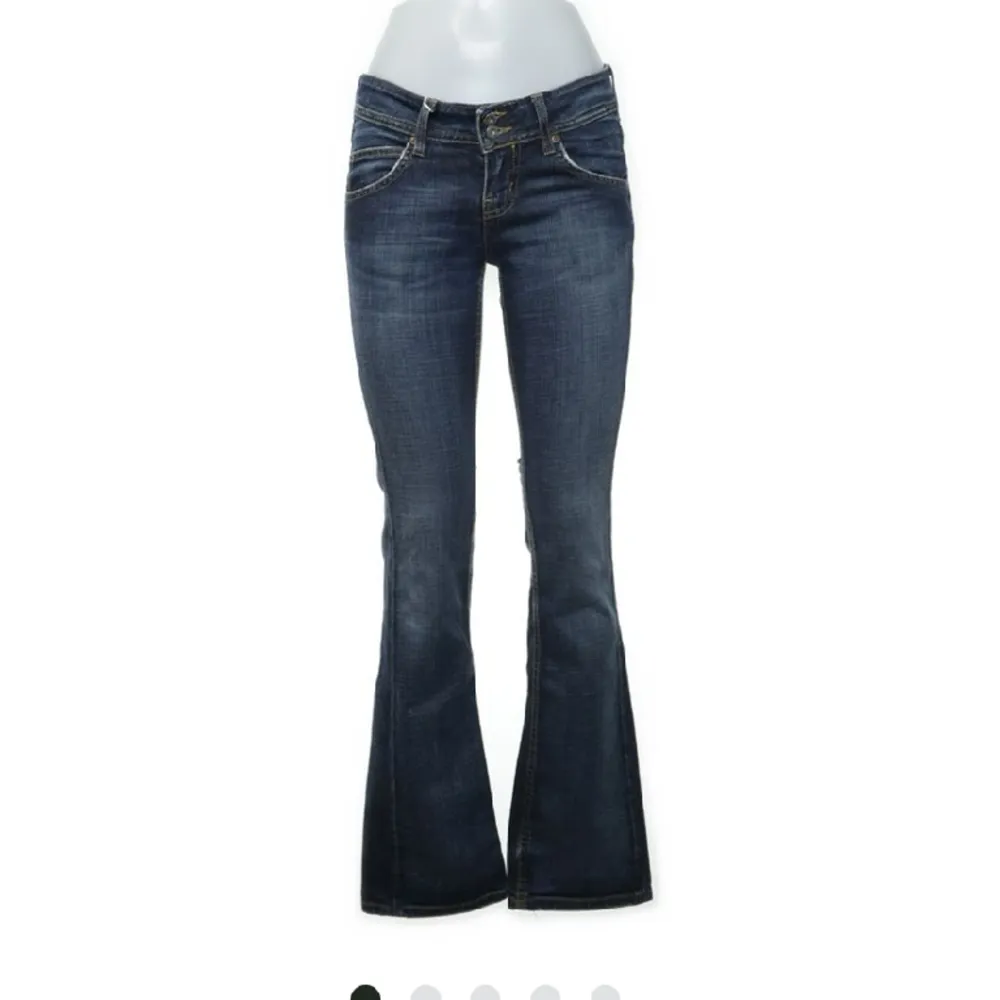 super fina jeans som jag säljer i nästan perfekt skick! Dom är väldigt lågmidjade och jätte fint bootcut! Fråga gärna om bilder osv ! För långa på mig som är 170! Köpta från Sellpy innan❤️ köparen står för frakten❤️. Jeans & Byxor.