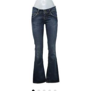 super fina jeans som jag säljer i nästan perfekt skick! Dom är väldigt lågmidjade och jätte fint bootcut! Fråga gärna om bilder osv ! För långa på mig som är 170! Köpta från Sellpy innan❤️ köparen står för frakten❤️