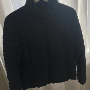Marinblå Tommy hilfiger jacka  - Sjukt fin Tommy hilfiger jacka i en fin marinblå färg. Den är sparsamt använd. Säljs i befintligt skick. stolek 176 men skulle säga att den passar Xs-m. skriv privat om fler bilder önskas💕
