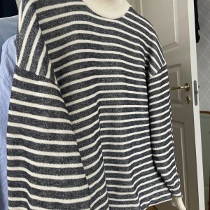 Stickad tröja - Säljer denna jättesnygga stickade tröja från zara💗Säljer pga har många andra kontakta för fler bilder❤️ Helt oanvänd, priset kan diskuteras!