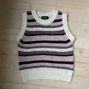 Stickad väst från Monki - Väst från Monki i storlek S. Har en liten defekt (se sista bilden). Annars i använt men fint skick.  67% polyester 29% akryl 4% ull
