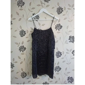 Mango casual, Strl: S/36, Svart paljettklänning, nyår - Svart paljettklänning med "matta paljetter" från Mango Casual i storlek small - nyskick! OBS! Jag kan inte skicka något vecka 26.