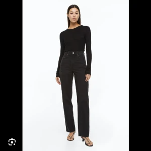 90’s straight jeans  - Säljer mina jeans från hm som tyvärr är för liten för jag. Dom är i storlek 34🤍