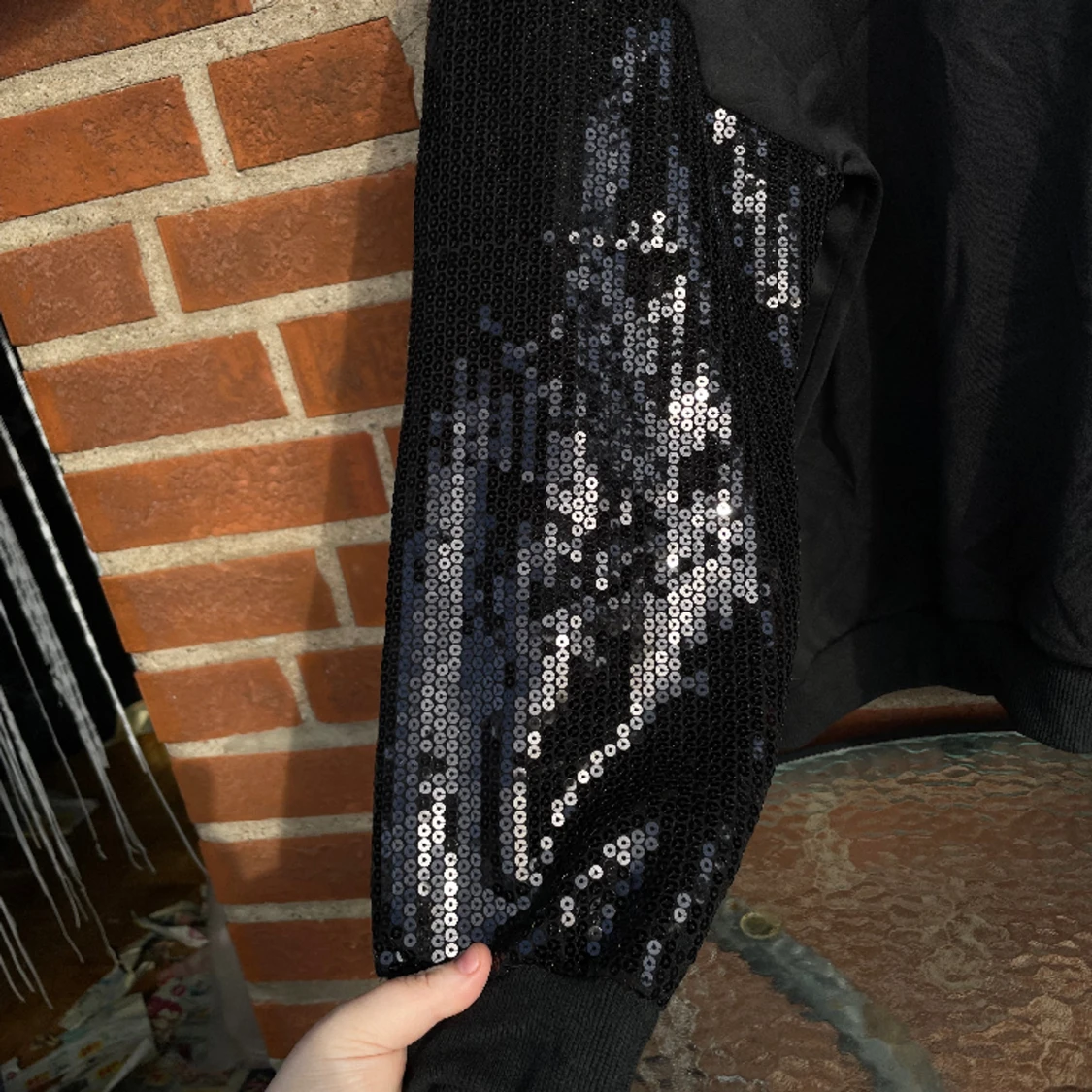 Snygg svart tröja med paletter. Strl XXL - 90