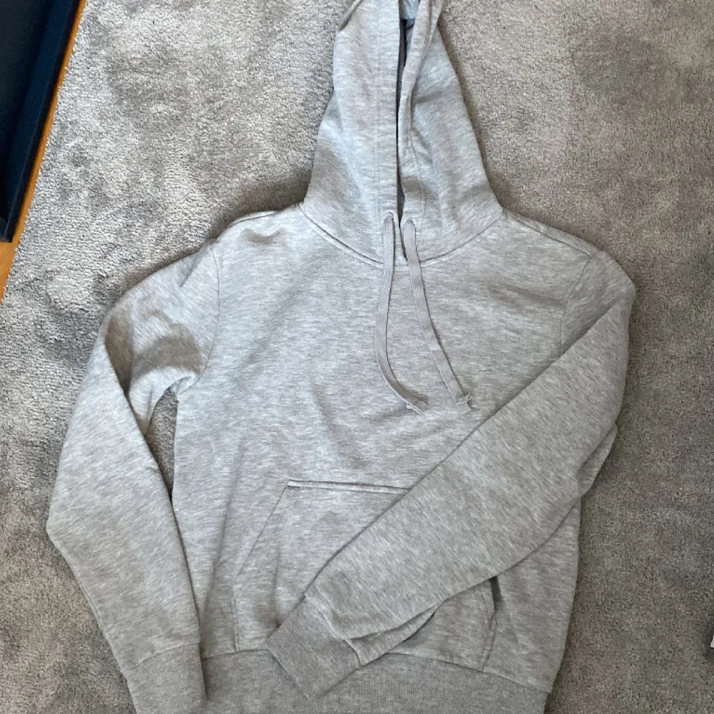 Säljer denna gråa hoodie från HM. Finns inga tecken på användning dock så är den lite nopprig på armarna men ingen som syns eller känns på. Säljer då den blivit för liten. Hör av er vid funderingar eller fler bilder💕. Hoodies.